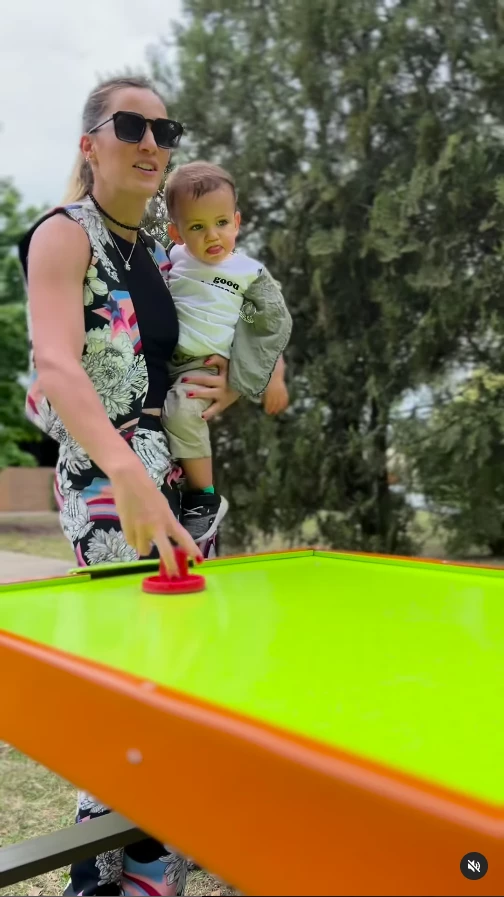 Mica Viciconte y Luca juegan en la fiesta campestre de Indiana Cubero.
