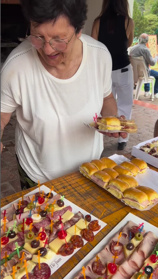 Ángela Cubero, mamá de Fabián Cubero, en la fiesta de Indiana.