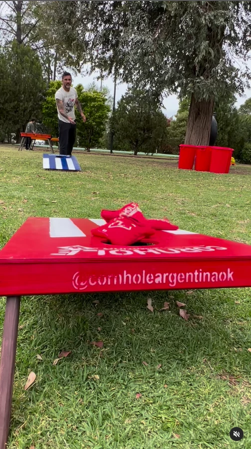 Fabián Cubero juega e la fiesta de Indiana