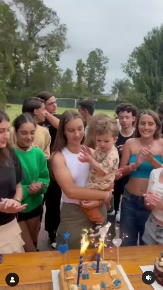 Indiana soplando las velitas