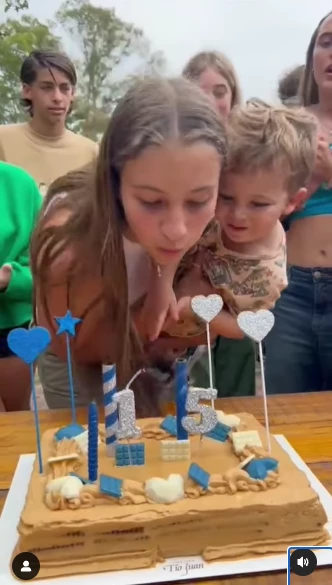 Indiana soplando las velitas