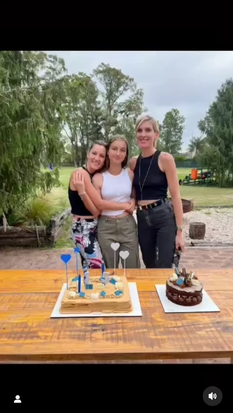 Indiana con Mica Viciconte y una amiga de la familia.