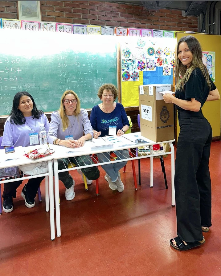 Pampita fue a votar con un look total black