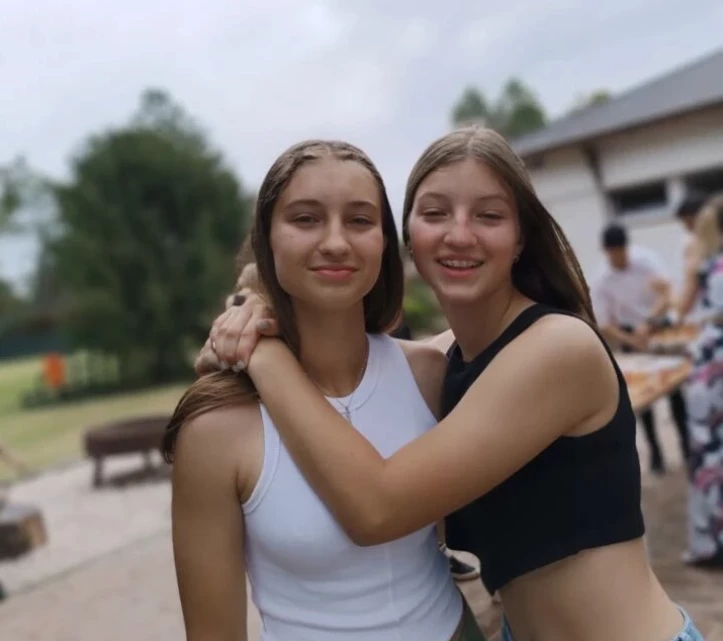 Indiana y su hermana Allegra en pleno festejo de cumpleaños.