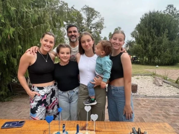 Indiana con su papá, Mica Viciconte y sus hermanos.