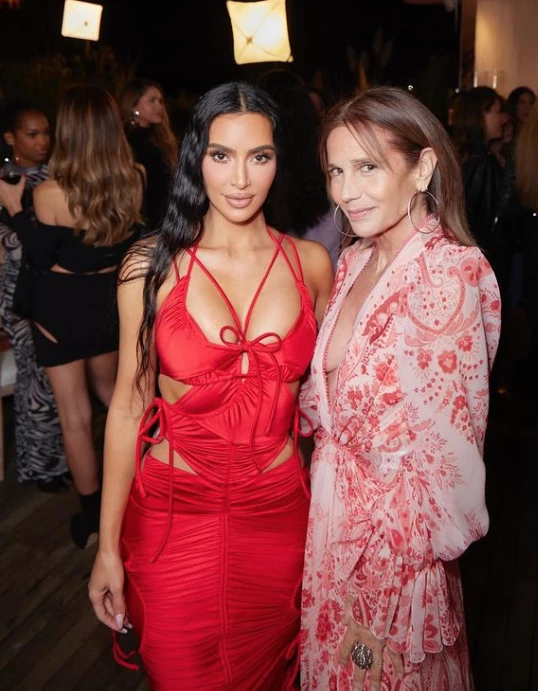 KIm Kardashian con vestido bikini