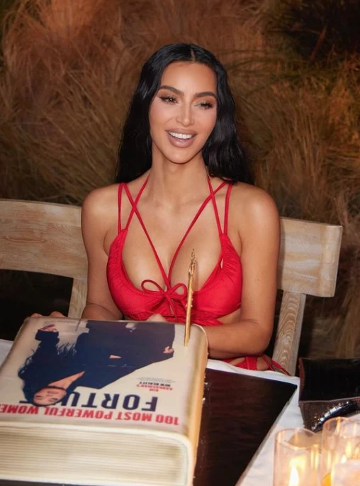 KIm Kardashian con vestido bikini