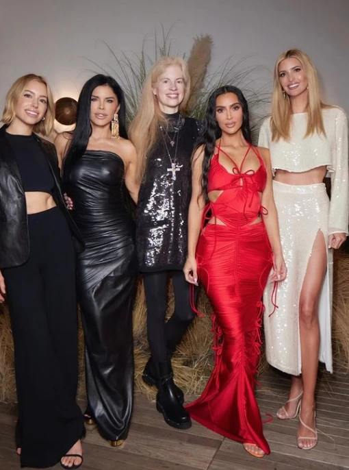 KIm Kardashian con vestido bikini