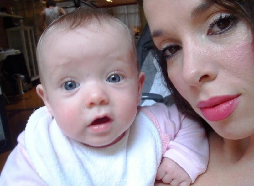 Victoria Onetto y Juan Blas Caballero con su hija Eva, cuando la nena era pequeña.