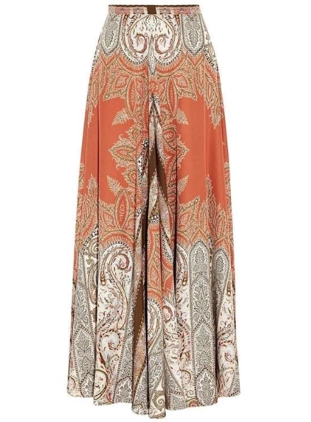 Look de Máxima en Kenia: repitió falda pantalón de seda