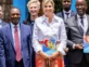 Look de Máxima en Kenia: repitió falda pantalón de seda
