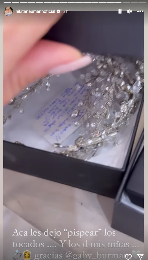 Nicole Neumann reveló cómo es su tocado de novia.