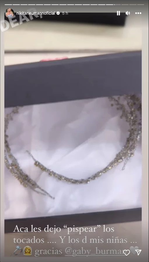 Nicole Neumann reveló cómo son los tocados que usarán sus hijas en su boda.