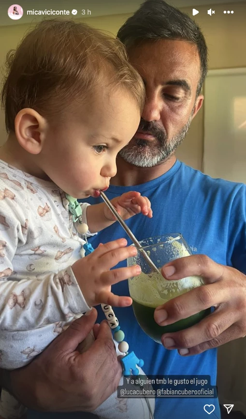 Luca Cubero probando el jugo que preparó su mamá.