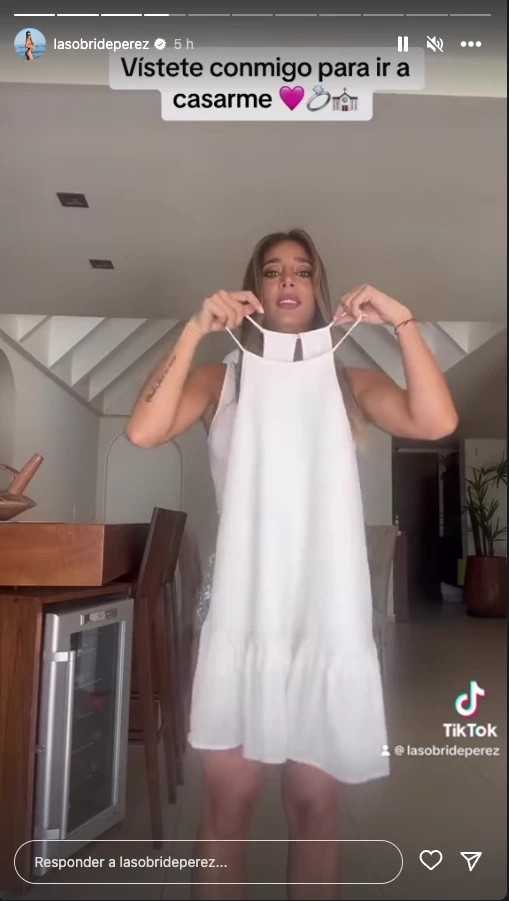 Sol Pérez y su vestido blanco corto para la bendición en la iglesia