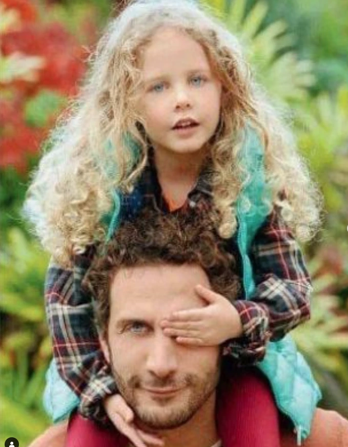 Luciano Cáceres y Amelia cuando era chiquita