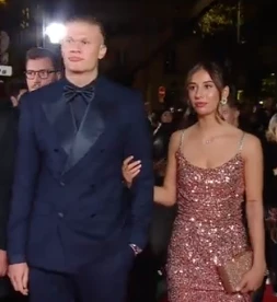 Haaland y su novia en el Balón de Oro