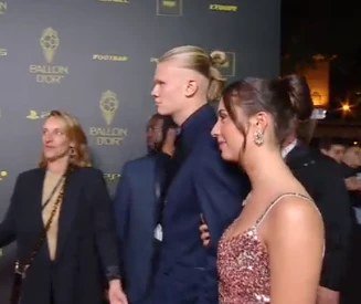 Haaland y su novia en el Balón de Oro
