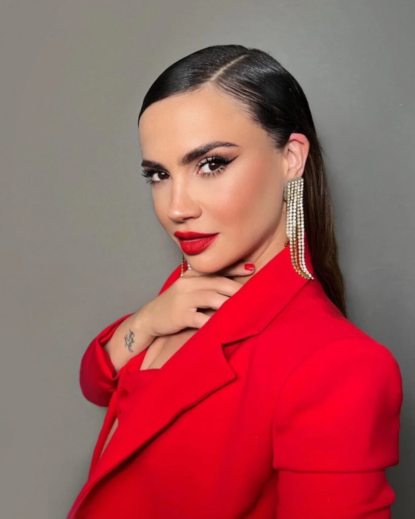 Celeste Cid con total look red