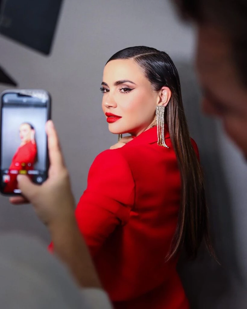 Celeste Cid deslumbró con su total look red