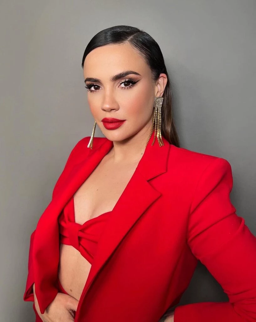 Celeste Cid lució un acertado total look red