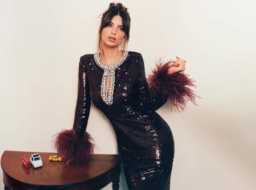 Emily Ratajkowski es la protgonista de la campaña de Self-Portrait.