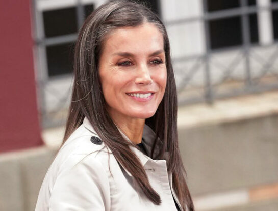 Letizia Ortiz da cátedra de cómo llevar un trench de una manera súper chic