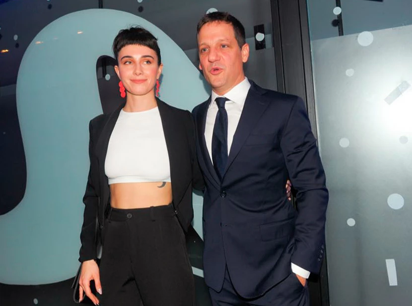 Rodrigo de la Serna y novia