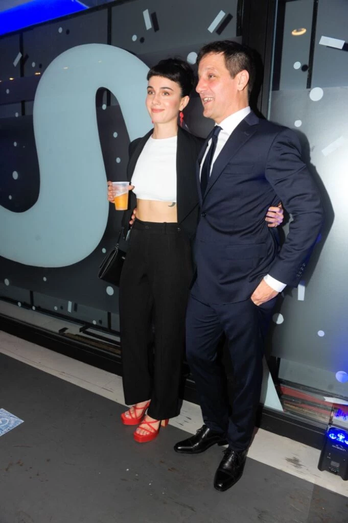 Rodrigo de la Serna y novia