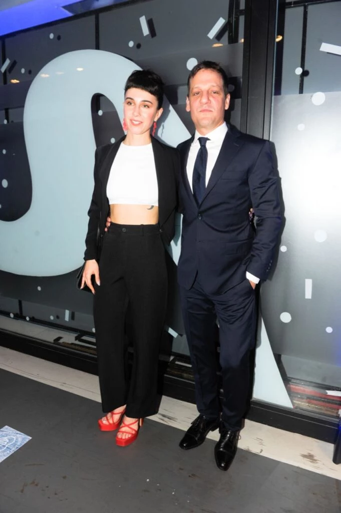 Rodrigo de la Serna y novia