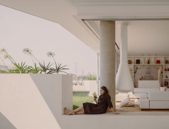 Una casa de diseño simple con el blanco como protagonista