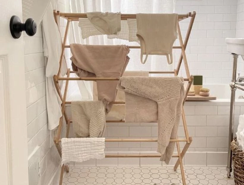 El truco viral para tender la ropa los días de lluvia