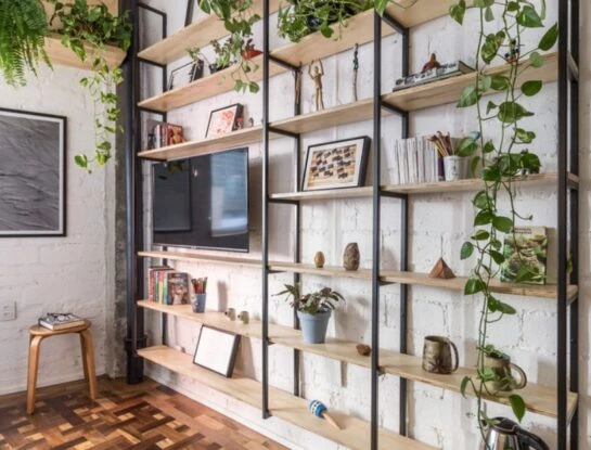 Un mini departamento repleto de plantas y buenas ideas de diseño