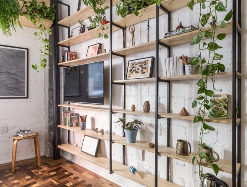 Un mini departamento repleto de plantas y buenas ideas de diseño