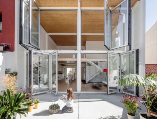 Así se diseñó una casa sostenible que se abre completamente a su jardín