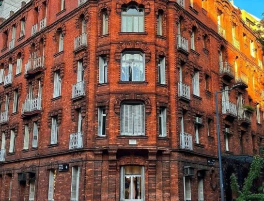 Historias de Cemento: La Colorada, el edificio de rentas en Palermo que guarda una joya única en su interior