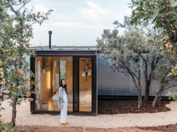 Una tiny house sostenible y eficiente que se integra en su entorno natural