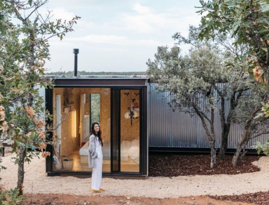 Una tiny house sostenible y eficiente que se integra en su entorno natural