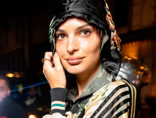 Emily Ratajkowski enseña el truco para maquillarte si vas a llevar "look capucha"