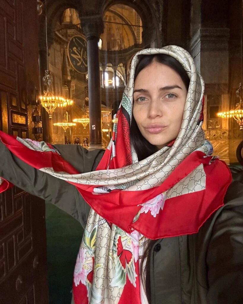 El look de Zaira Nara en Turquía