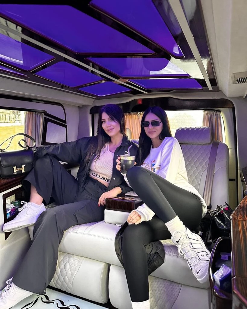 El look sporty chic de Zaira Nara en Turquía