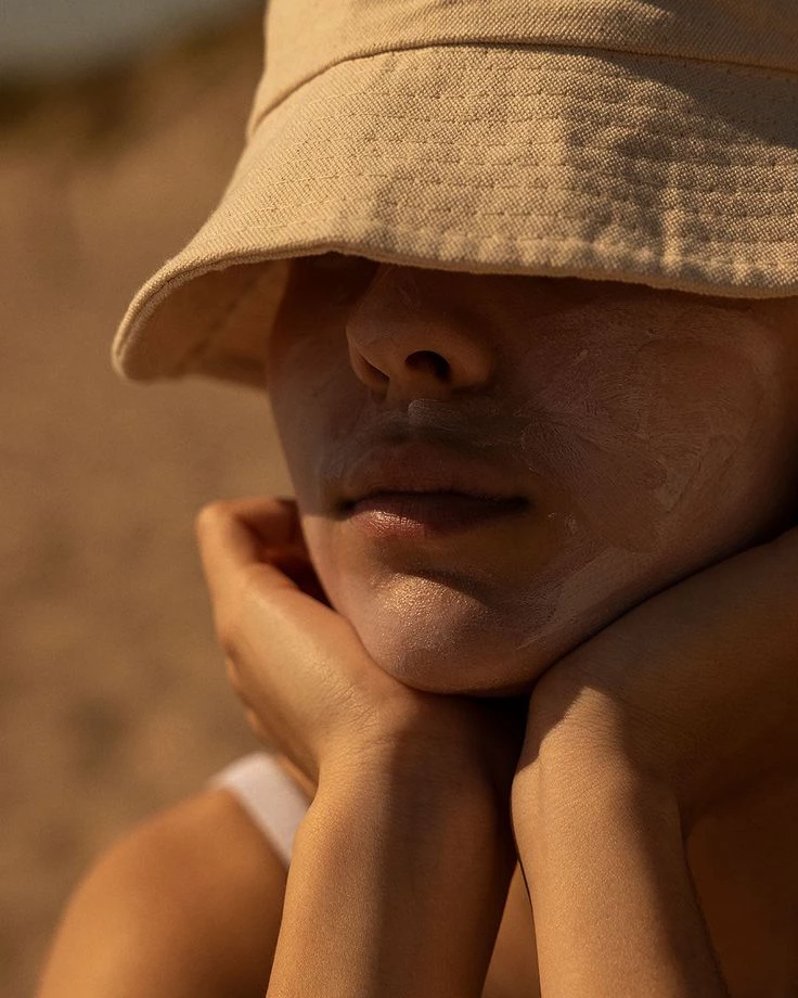 Esta es la forma correcta de limpiarte la cara luego de usar el protector solar