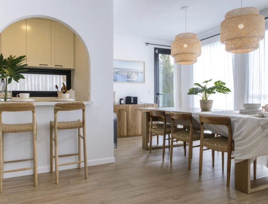 Una reforma express permitió ampliar esta casa y renovarla por completo con un look playero