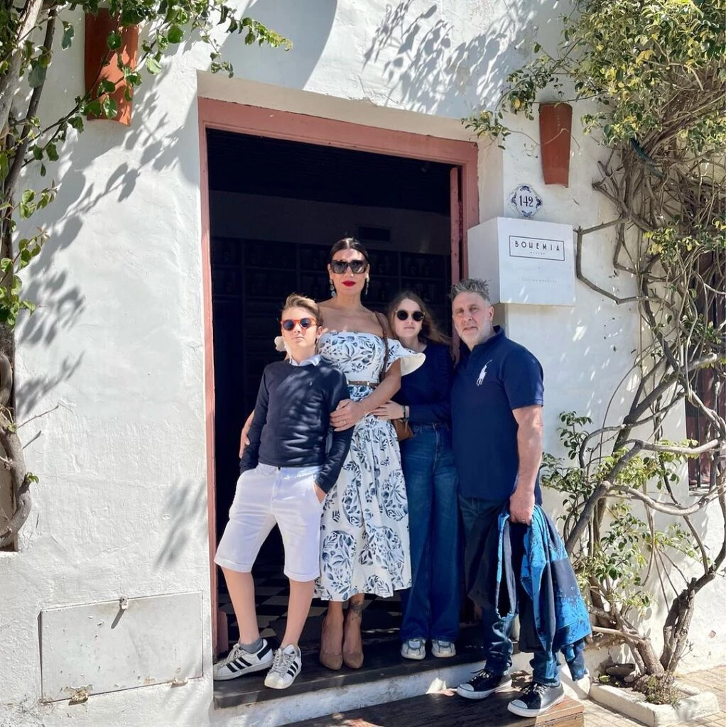 Flor de la V con su familia