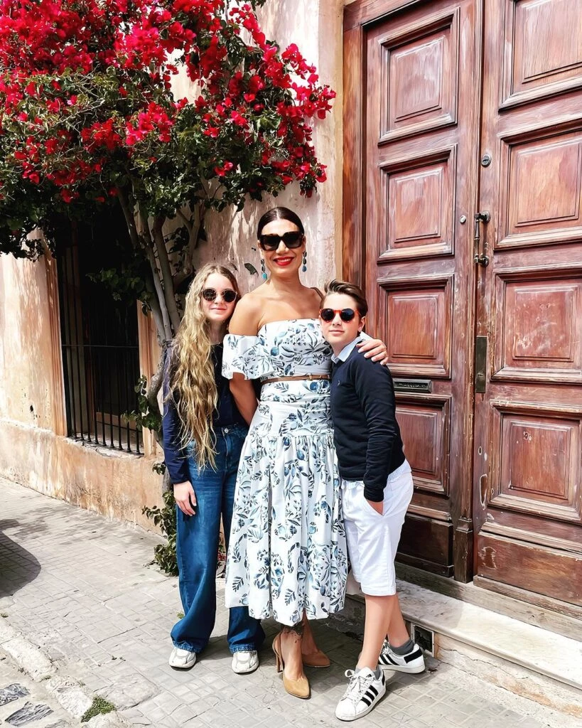 Flor de la V con sus hijos