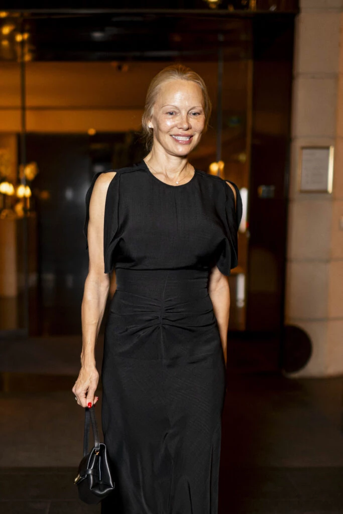 Pamela Anderson fue sin maquillaje al desfile de Victoria Beckham. Foto: RS Fotos.