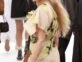 Pamela Anderson fue sin maquillaje al desfile de Victoria Beckham. Foto: RS Fotos.