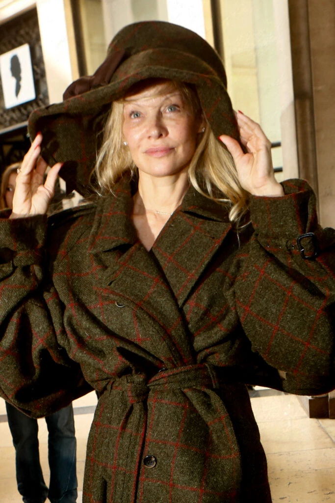 Pamela Anderson fue sin maquillaje al desfile de Victoria Beckham. Foto: RS Fotos.