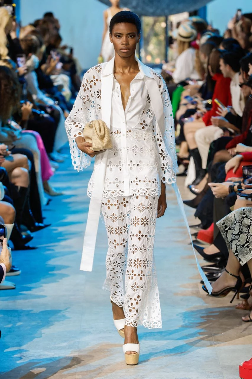 Desfile Elie Saab primavera verano 2024 en la Semana de Moda de París.