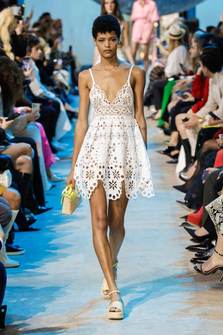 Desfile Elie Saab primavera verano 2024 en la Semana de Moda de París.